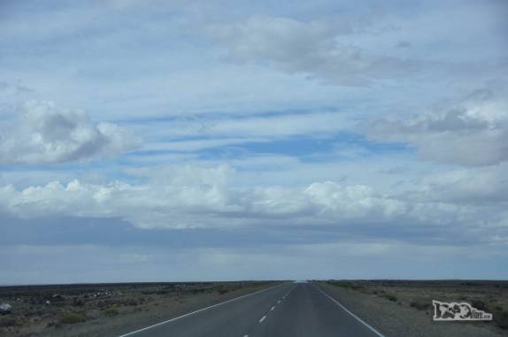 A ruta 3, no sul da Argentina, cortando as enormes planícies patagônicas